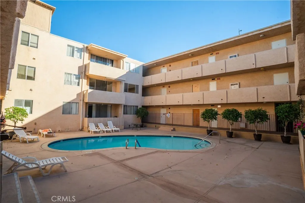 5429 Newcastle, Encino, California 91316 home-pic-21